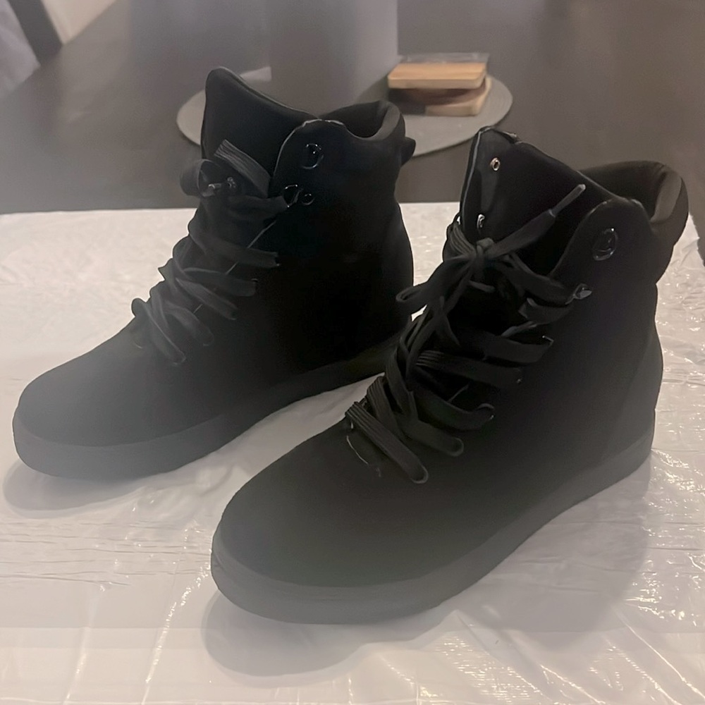 Woman black suede gym shoe boots
